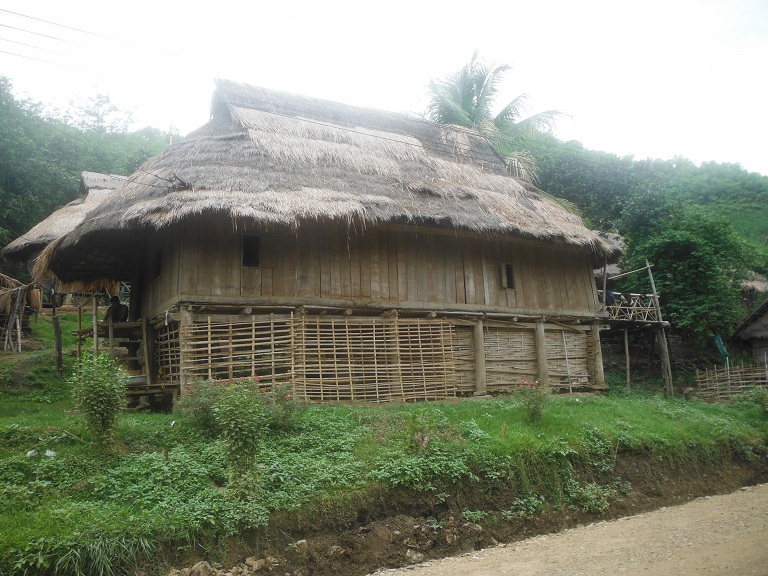 Laos-Xam Neua-Muang et-Motorcycle (15).JPG