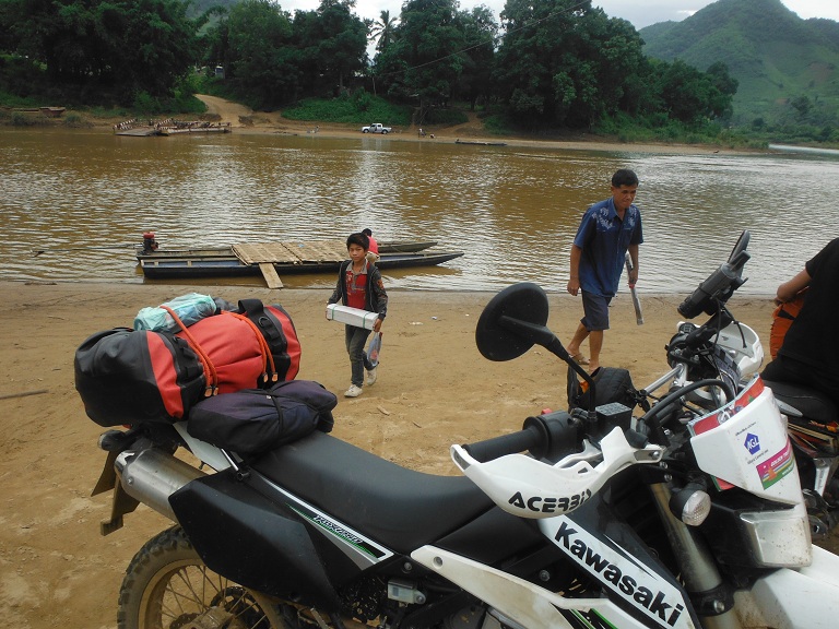 Laos-Xam Neua-Muang et-Motorcycle (18).JPG