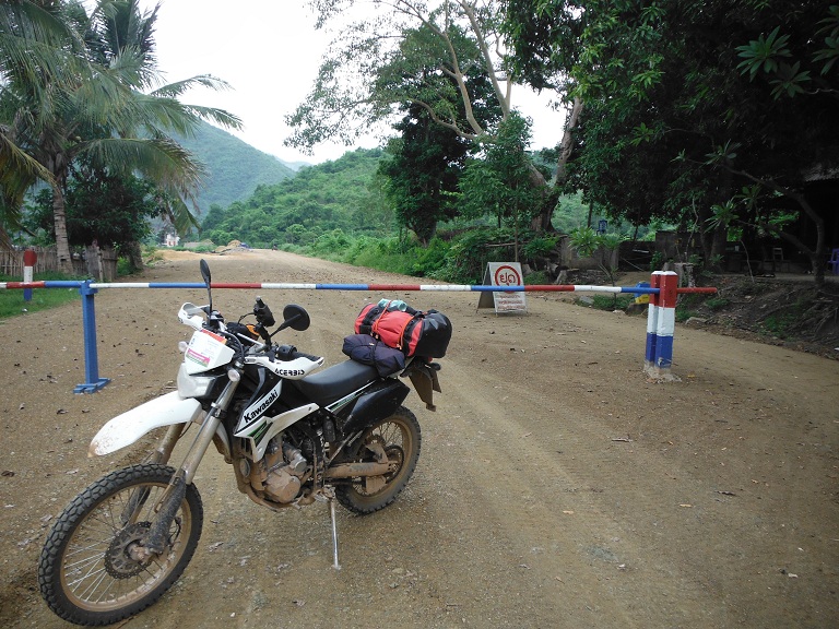 Laos-Xam Neua-Muang et-Motorcycle (22).JPG