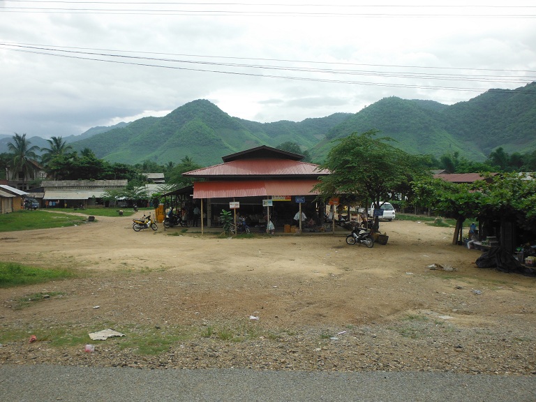 Laos-Xam Neua-Muang et-Motorcycle (27).JPG