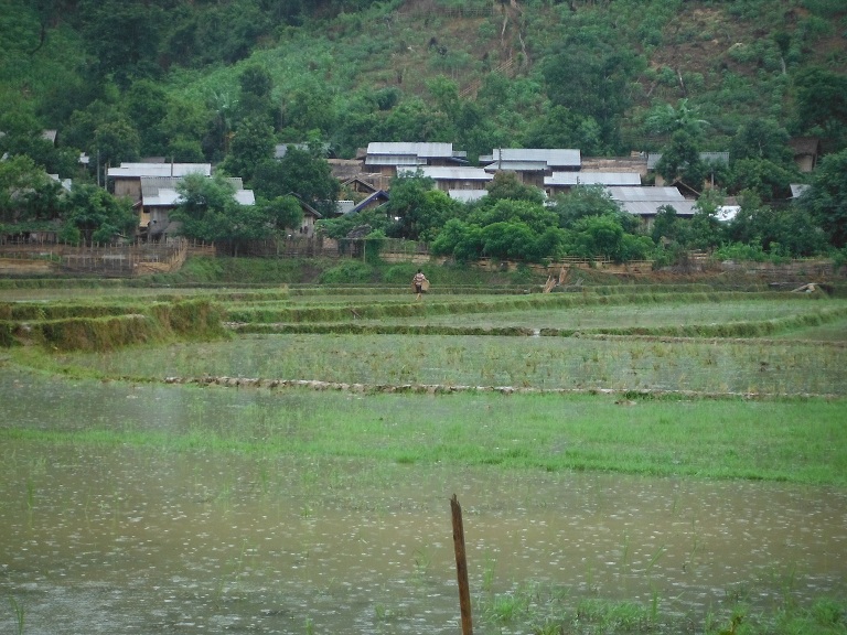 Laos-Xam Neua-Muang et-Motorcycle (3).JPG