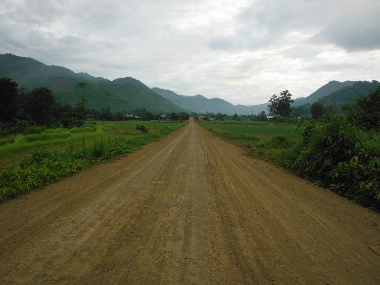 Laos-Xam Neua-Muang et-Motorcycle (30).JPG