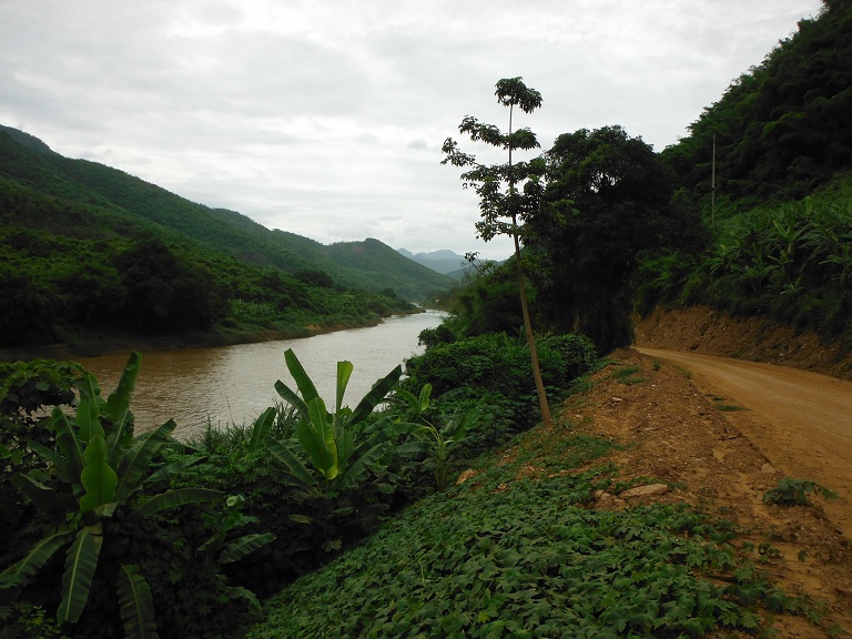 Laos-Xam Neua-Muang et-Motorcycle (35).JPG