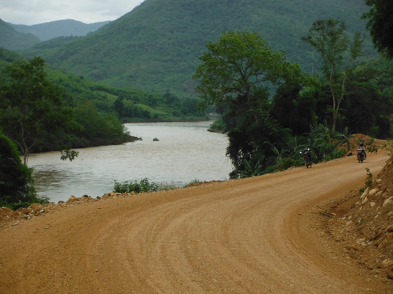 Laos-Xam Neua-Muang et-Motorcycle (38).JPG