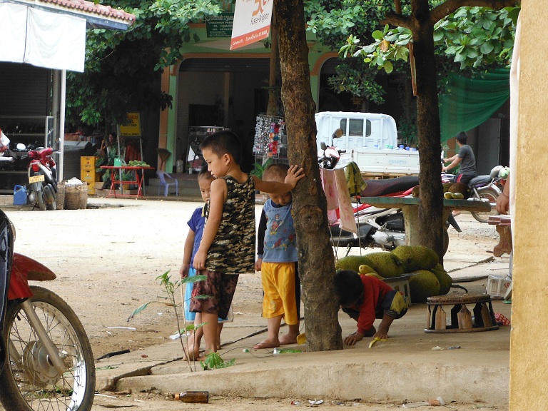 Laos-Xam Neua-Muang et-Motorcycle (39).JPG