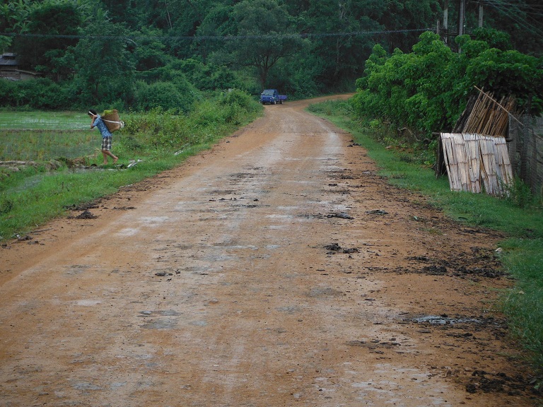 Laos-Xam Neua-Muang et-Motorcycle (4).JPG