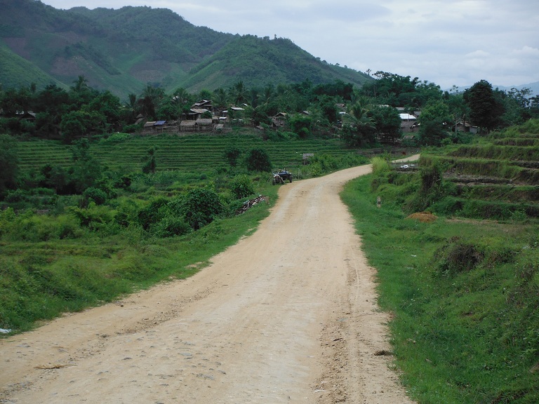 Laos-Xam Neua-Muang et-Motorcycle (46).JPG