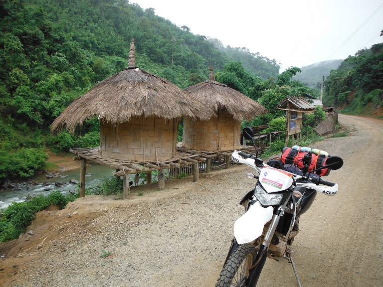 Laos-Xam Neua-Muang et-Motorcycle (5).JPG