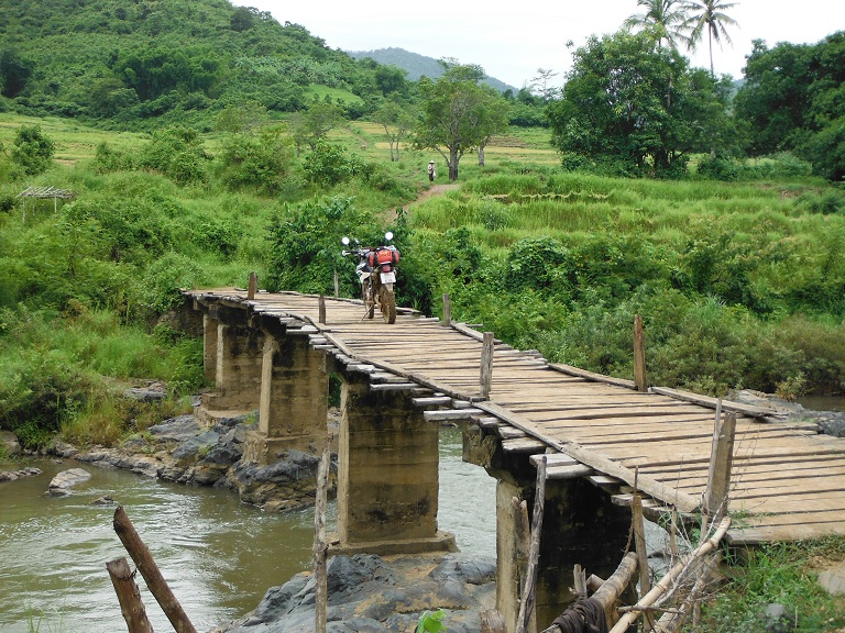 Laos-Xam Neua-Muang et-Motorcycle (56).JPG