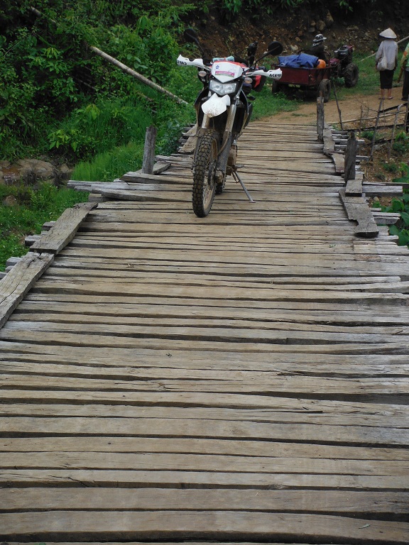 Laos-Xam Neua-Muang et-Motorcycle (58).JPG