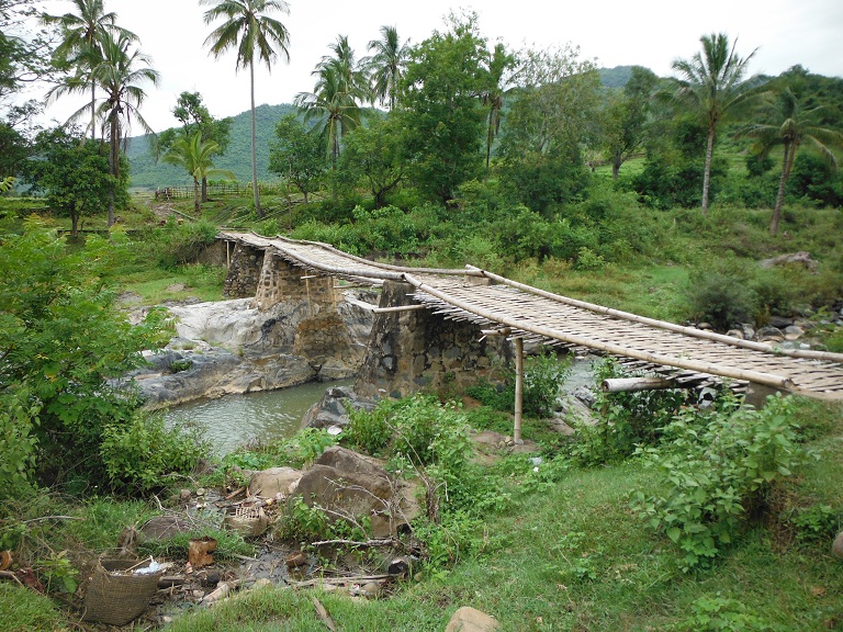 Laos-Xam Neua-Muang et-Motorcycle (59).JPG