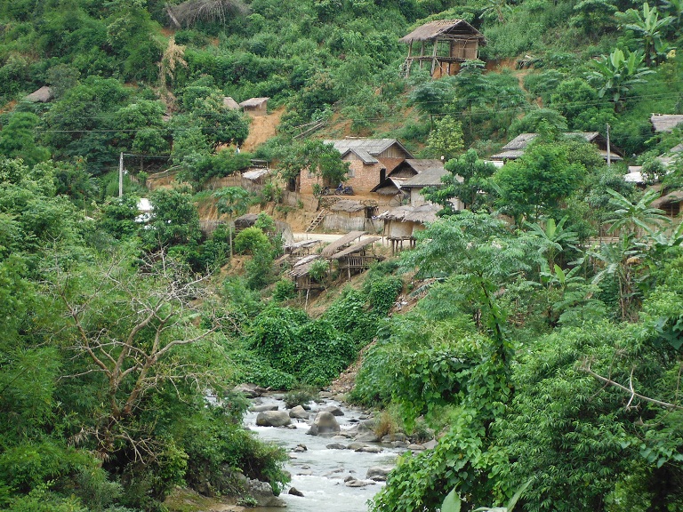 Laos-Xam Neua-Muang et-Motorcycle (65).JPG