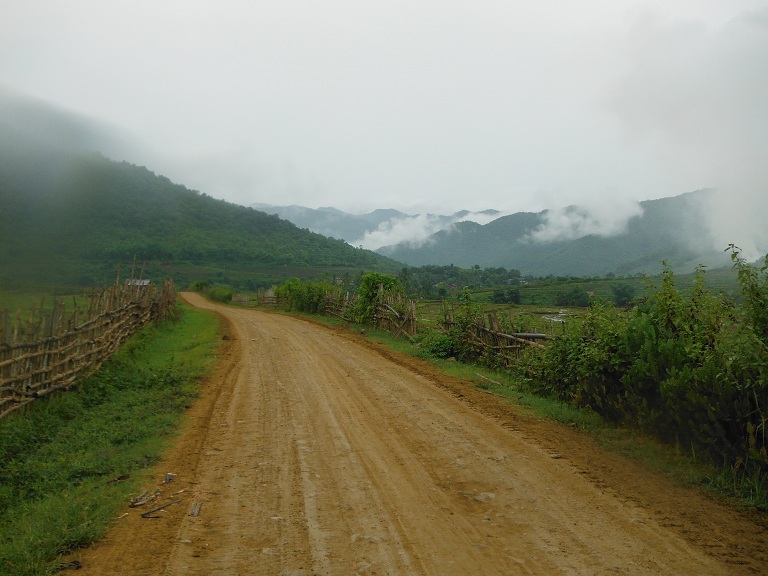 Laos-Xam Neua-Muang et-Motorcycle (7).JPG