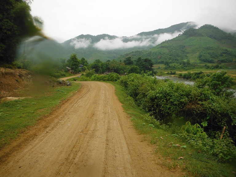 Laos-Xam Neua-Muang et-Motorcycle (8).JPG