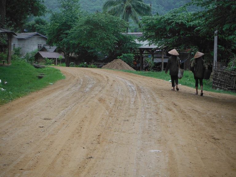 Laos-Xam Neua-Muang et-Motorcycle (9).JPG