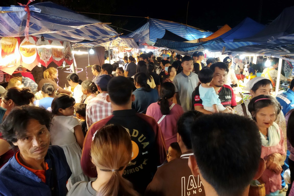 Loi Kratong in Pak Chom at Naga 3.jpg