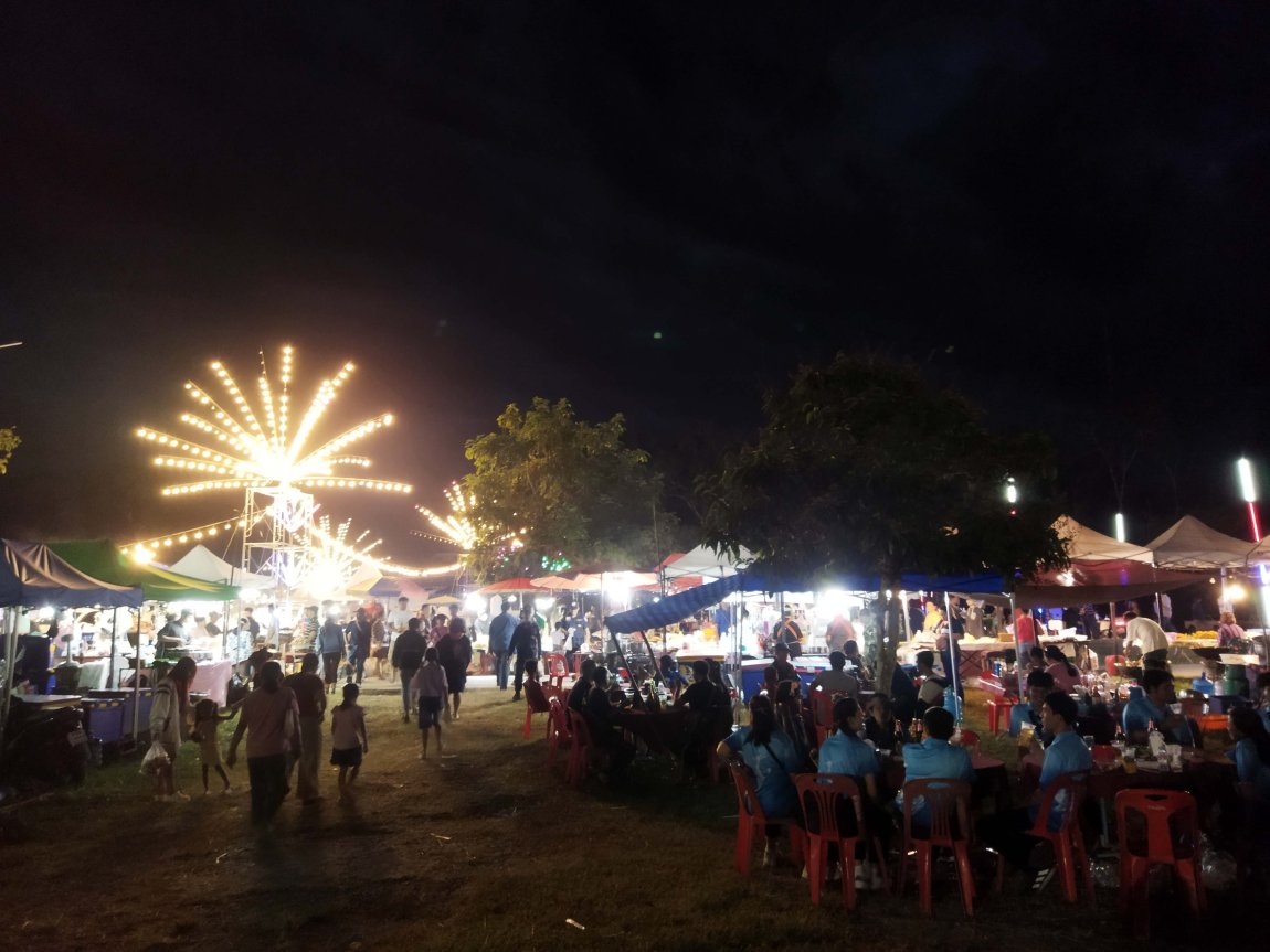 Loi Kratong in Pak Chom at Naga 7.jpg