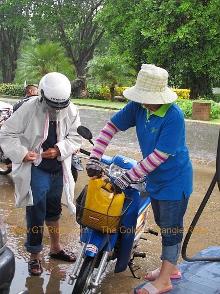 nan-petrol-station-rain-stop-002.jpg