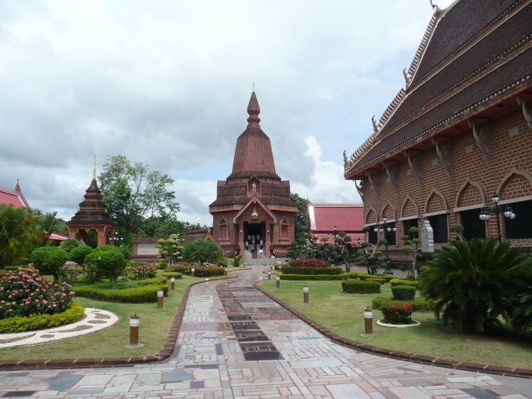 phi-ta-khon-dan-sai-temple-2.jpg