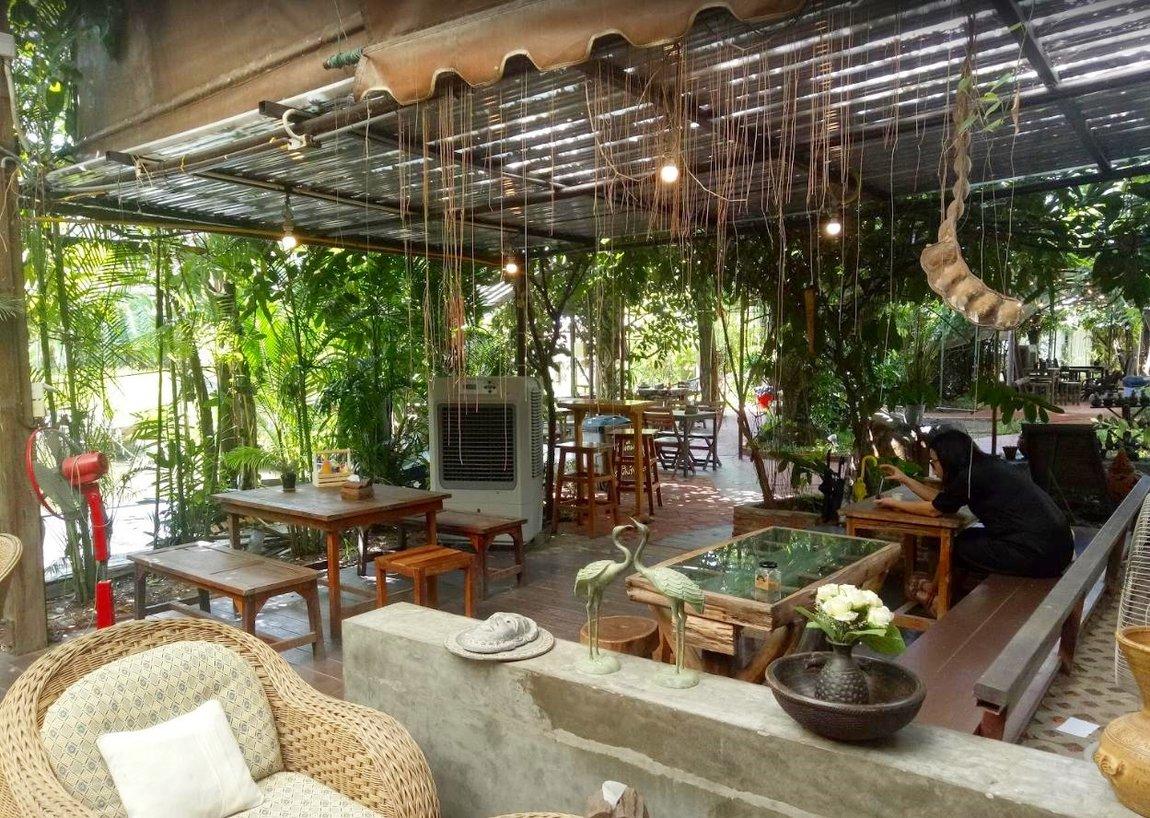 seating-4-tieng-na-coffee-bakery-tak.jpg