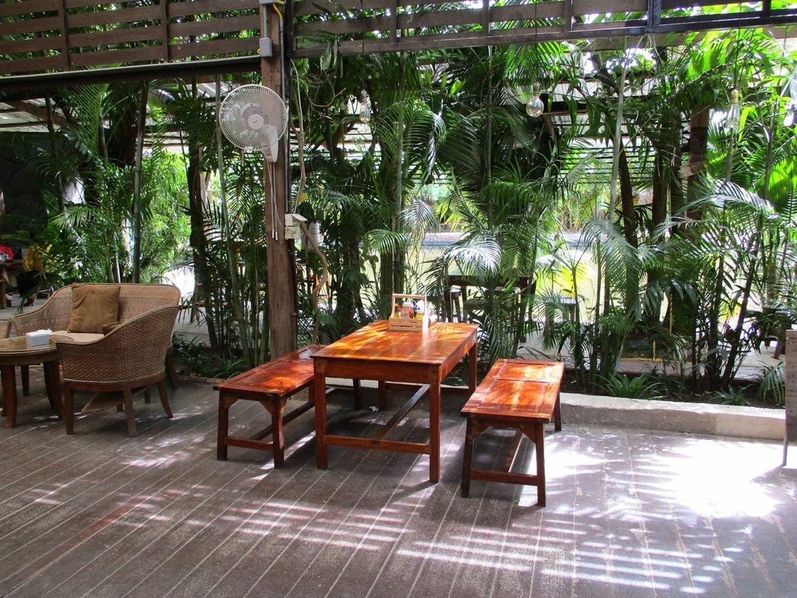 seating-tieng-na-coffee.JPG