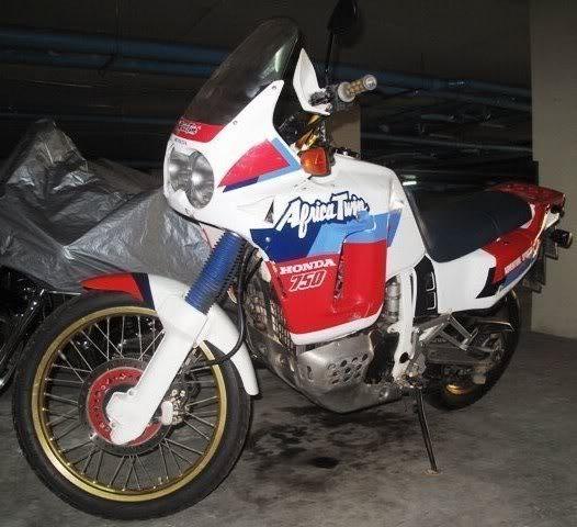 SimonsSiinthaiolddamagedAfricaTwin.jpg