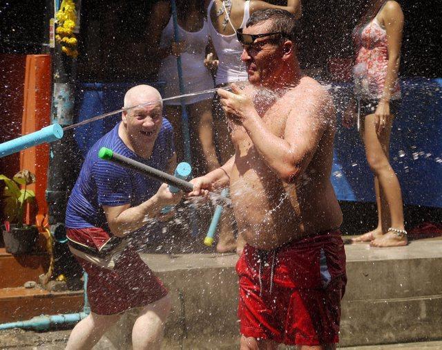 songkran-2010-18-thumb.jpg