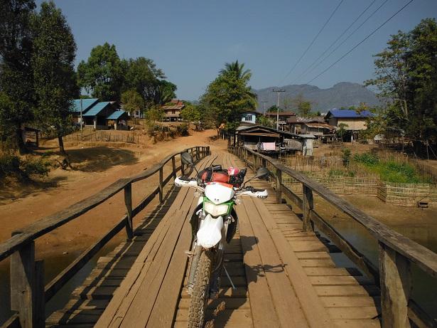 Thakhet%20Blue%20lake%20Laos%2015.jpg