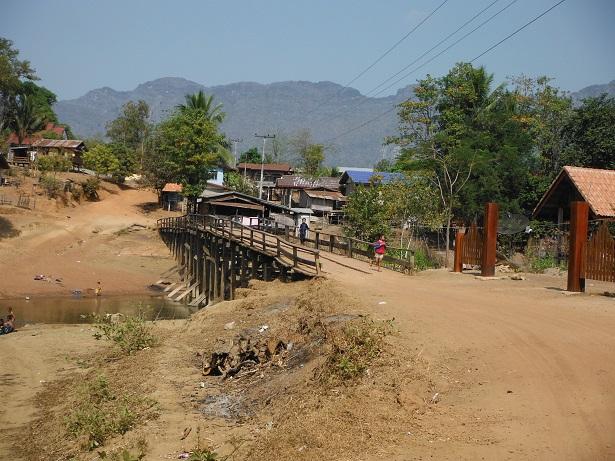 Thakhet%20Blue%20lake%20Laos%205.jpg