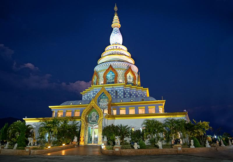 wat-thaton-by-night-1-small.jpg