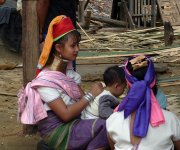 2009-03-24 17.37 Longneck Woman with Children.jpg